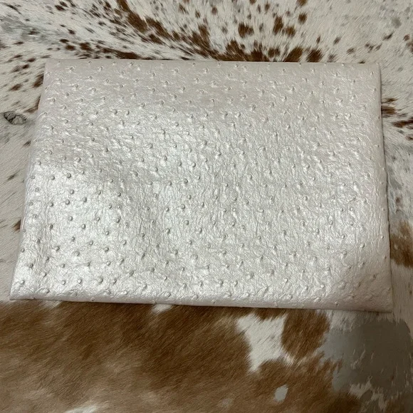 NWT Makeup Junkie size medium White Textured Clutch with Tassel - Picture 3 of 3